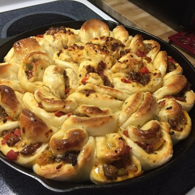 Cast-Iron Skillet Pull-Apart Stuffed Pizza