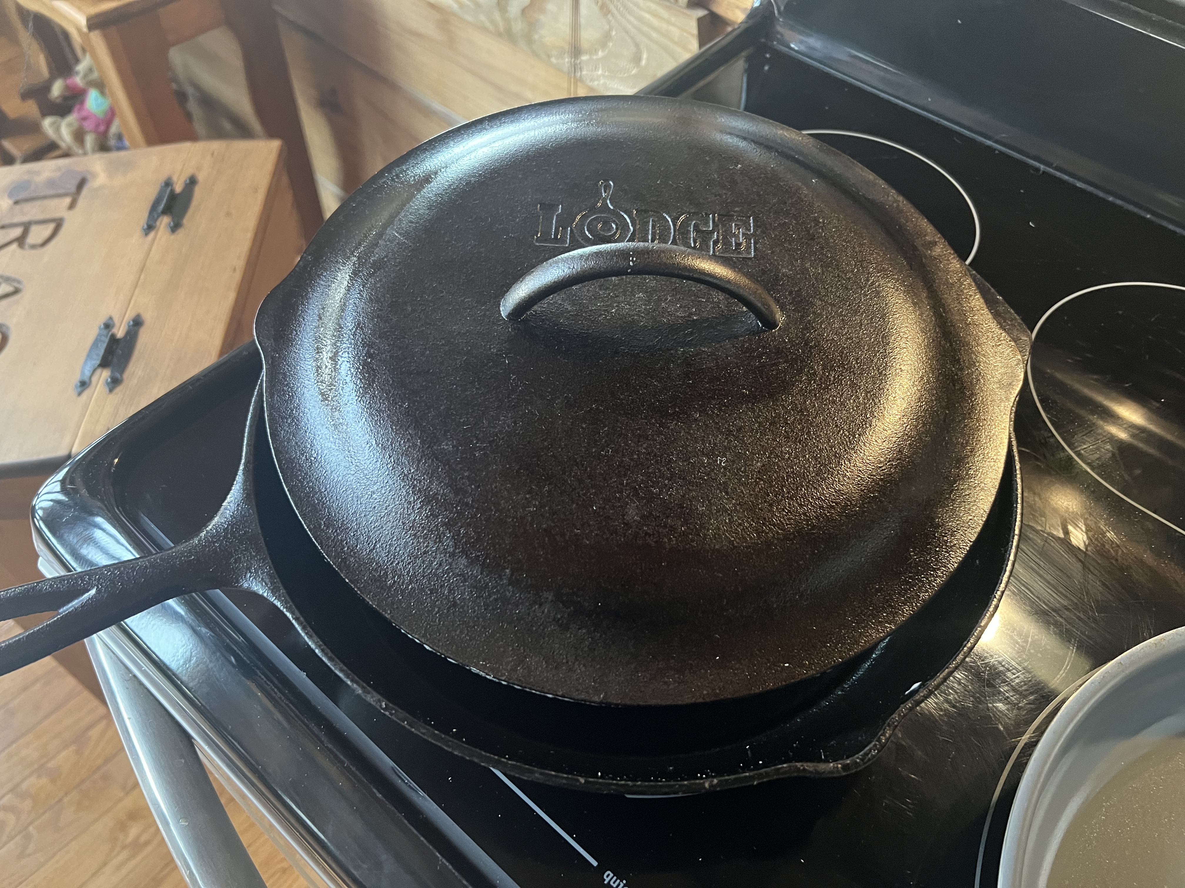 Cast-iron skillet with lid